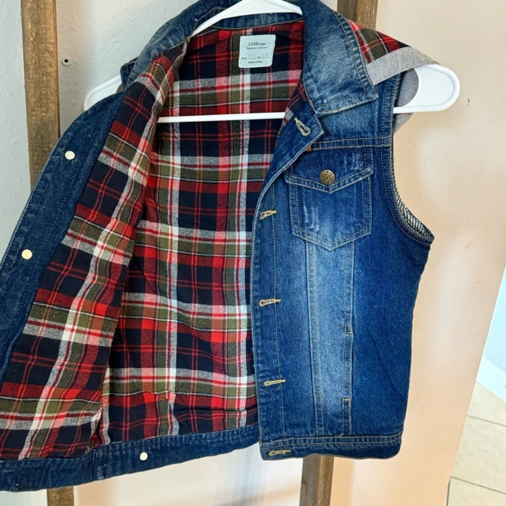 Zanr outerwear collection
Button up hooded sleeveless denim jacket size 9-10